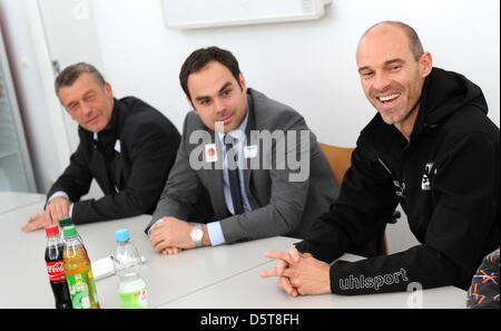 Der Sportdirektor des TSV 1860 München, Florian Hinterberger (l-r), der Geschäftsführer Robert Schäfer und der Neue Trainer, Alexander Schmidt, geben am 18.11.2012 in München (Bayern) eine Pressekonferenz. Der Bundeszweitligist hat sich von seinem Trainer getrennt Maurer, der bisherige Regionalliga-Trainer Schmidt wird sein Nachfolger. Foto: Tobias Hase/dpa Foto Stock