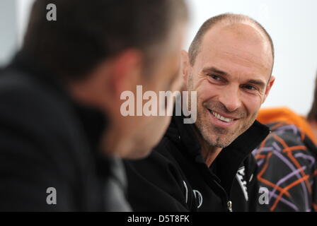 Der Neue Trainer des TSV 1860 München, Alexander Schmidt, lächelt am 18.11.2012 in München (Bayern) bei einer Pressekonferenz. Der Bundeszweitligist hat sich von seinem Trainer getrennt Maurer, der bisherige Regionalliga-Trainer Schmidt wird sein Nachfolger. Foto: Tobias Hase/dpa Foto Stock