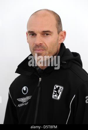 Der Neue Trainer des TSV 1860 München, Alexander Schmidt, aufgenommen am 18.11.2012 in München (Bayern) nach einer Pressekonferenz. Der Bundeszweitligist hat sich von seinem Trainer getrennt Maurer, der bisherige Regionalliga-Trainer Schmidt wird sein Nachfolger. Foto: Tobias Hase/dpa Foto Stock