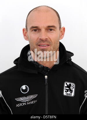 Der Neue Trainer des TSV 1860 München, Alexander Schmidt, aufgenommen am 18.11.2012 in München (Bayern) nach einer Pressekonferenz. Der Bundeszweitligist hat sich von seinem Trainer getrennt Maurer, der bisherige Regionalliga-Trainer Schmidt wird sein Nachfolger. Foto: Tobias Hase/dpa Foto Stock