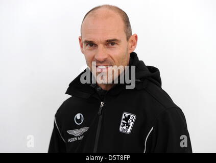 Der Neue Trainer des TSV 1860 München, Alexander Schmidt, aufgenommen am 18.11.2012 in München (Bayern) nach einer Pressekonferenz. Der Bundeszweitligist hat sich von seinem Trainer getrennt Maurer, der bisherige Regionalliga-Trainer Schmidt wird sein Nachfolger. Foto: Tobias Hase/dpa Foto Stock