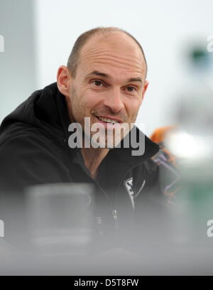 Der Neue Trainer des TSV 1860 München, Alexander Schmidt, gibt am 18.11.2012 in München (Bayern) eine Pressekonferenz. Der Bundeszweitligist hat sich von seinem Trainer getrennt Maurer, der bisherige Regionalliga-Trainer Schmidt wird sein Nachfolger. Foto: Tobias Hase/dpa Foto Stock