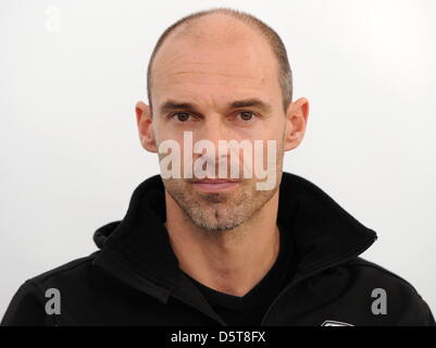 Der Neue Trainer des TSV 1860 München, Alexander Schmidt, aufgenommen am 18.11.2012 in München (Bayern) nach einer Pressekonferenz. Der Bundeszweitligist hat sich von seinem Trainer getrennt Maurer, der bisherige Regionalliga-Trainer Schmidt wird sein Nachfolger. Foto: Tobias Hase/dpa Foto Stock