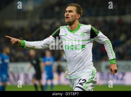 Wolfsburg è Bas possiedi celebra la sua 2-0 obiettivo durante la Bundesliga tedesca match tra TSG 1899 Hoffenheim e VfL Wolfsburg a Rhein-Neckar-Arena a Sinsheim (Germania), 18 novembre 2012. Foto: UWE ANSPACH (ATTENZIONE: embargo condizioni! Il DFL permette l'ulteriore utilizzazione di fino a 15 foto (solo n. sequntial immagini o video-simili serie di foto consentito) tramite il Foto Stock