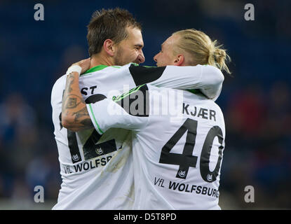 Wolfsburg è Bas possiedi (L) celebra il suo obiettivo 2-0 con Simon Kjaer durante la Bundesliga tedesca match tra TSG 1899 Hoffenheim e VfL Wolfsburg a Rhein-Neckar-Arena a Sinsheim (Germania), 18 novembre 2012. Foto: UWE ANSPACH (ATTENZIONE: embargo condizioni! Il DFL permette l'ulteriore utilizzazione di fino a 15 foto (solo n. sequntial immagini o video-simili serie di foto Foto Stock