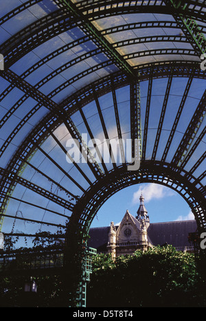 Vista di Eglise Saint Eustache o la Chiesa di St Eustache attraverso il giardino del Westfield Forum des Halles sotterraneo zona commerciale nel 1 ° arrondissement Parigi Francia Foto Stock