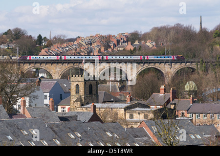 Cross country express treno passeggeri attraversando Durham viadotto ferroviario North East England Regno Unito Foto Stock