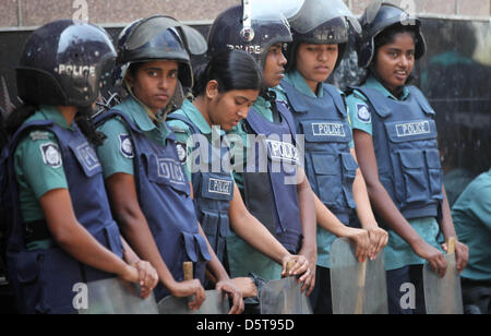 Dacca in Bangladesh. Il 9 aprile 2013. Le donne del Bangladesh stand di polizia di guardia di fronte della BNP ufficio durante la nationwide strike chiamato dall opposizione Bangladesh Partito Nazionalista (BNP) e dei suoi alleati nella vecchia Dhaka on April 09, 2013. La BNP e i suoi alleati e il gruppo Jamaat-e-Islami e la sua ala studentesca Islami Chhatra Shibir applicate una 36 ore di sciopero generale in tutto il paese principalmente per chiedere il rilascio dei loro leader e attivisti detenuti in precedenza questa settimana. Credito: ZUMA Press, Inc. / Alamy Live News Foto Stock