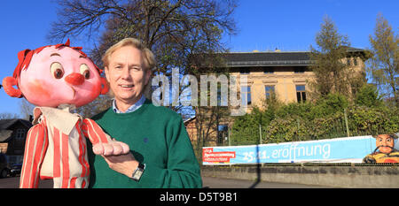 Indendant del teatro dei burattini di Magdeburgo, Michael Kempchen, pone di fronte alla Villa P. a Magdeburgo, Germania, 13 novembre 2012. Il più grande museo di marionette in Germania centrale si suppone per aprire il 25 novembre 2012. 1.000 presenta verrà visualizzato su 600 mq. Foto: Jens Wolf Foto Stock