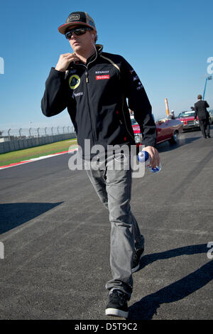 Il finlandese pilota di Formula Uno Kimi Raikkonen di Lotus ritorna dalla parata dei piloti prima dell' inizio della Formula Uno il Gran Premio degli Stati Uniti sul circuito delle Americhe ad Austin, Texas, Stati Uniti d'America, 18 novembre 2012. Foto: David Ebener/dpa Foto Stock