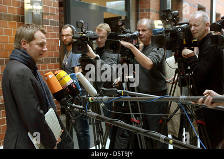 Ministro tedesco della Sanità Daniel Bahr del partito liberale FDP risponde alle domande dei giornalisti nel corso di una riunione del Consiglio federale a Thomas-Dehler-Haus a Berlino, Germania, 19 novembre 2012. Foto: Wolfgang Kumm Foto Stock