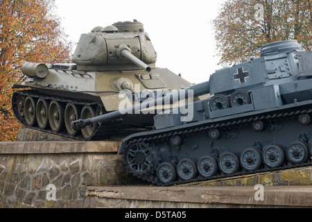 Russo e tedesco T-34 serbatoi, la Valle della Morte, Dukla passano in prossimità Svidnik, Slovacchia. Foto Stock