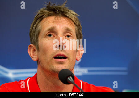 Un file immagine mostra il Manchester United keeper Edwin van der sar in occasione di una conferenza stampa a Gelsenkirchen, Germania, 25 aprile 2011 la ex nazionale olandese per il detentore diventerà il nuovo direttore del marketing presso il record di champions club Ajax Amsterdam come il club ha annunciato il 19 novembre 2012. Foto: Friso Gentsch Foto Stock