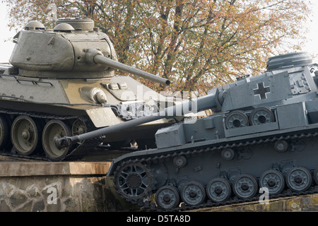 Russo e tedesco T-34 serbatoi, la Valle della Morte, Dukla passano in prossimità Svidnik, Slovacchia. Foto Stock