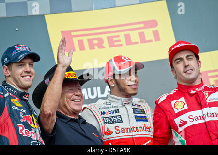 Tedesco di Formula Uno pilota Sebastian Vettel della Red Bull (2nd, L-R), ex statunitense dei driver di Formula Uno Mario Andretti, il britannico Lewis Hamilton (1a) della McLaren Mercedes e lo spagnolo Fernando Alonso (3rd) di Ferrari festeggiano sul podio dopo la finitura secondo durante il periodo della Formula Uno il Gran Premio degli Stati Uniti sul circuito delle Americhe ad Austin, Texas, Stati Uniti d'America, 18 novembre 2012. Ph Foto Stock