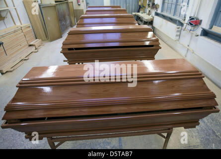 Diverse le bare di legno di una vasta gamma di prezzi sono raffigurato all'coffing workshop carpeter Berg in Kluetz, Germania, 16 novembre 2012. La domanda per la cosiddetta funerali sociali è ininterrotta ad alta per anni. Foto: Jens Buettner Foto Stock