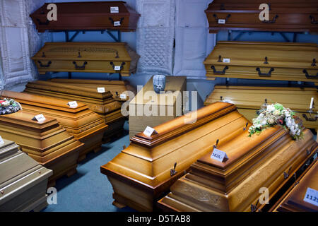 Diverse le bare di legno di una vasta gamma di prezzi sono raffigurato all'coffing workshop carpeter Berg in Kluetz, Germania, 16 novembre 2012. La domanda per la cosiddetta funerali sociali è ininterrotta ad alta per anni. Foto: Jens Buettner Foto Stock