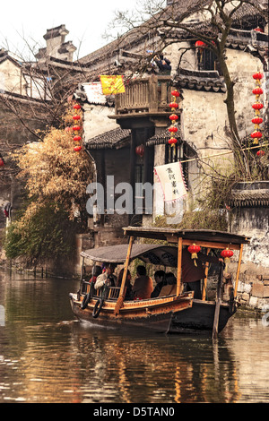 Cina Xitang una barca sul canale Foto Stock