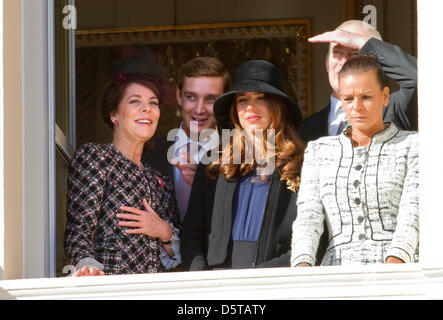 La Principessa Caroline, Principessa Stephanie, Pierre, Charlotte Cashiraghi di Monaco e Hans Adam del Liechtenstein al balcone del Palazzo Reale durante le celebrazioni della Giornata Nazionale di Monaco, 19 novembre 2012. Foto: Patrick van Katwijk Foto Stock