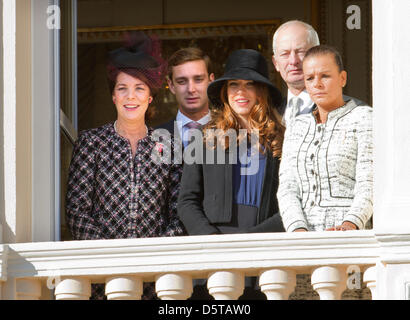 La Principessa Caroline, Principessa Stephanie, Pierre, Charlotte Cashiraghi di Monaco e Hans Adam del Liechtenstein al balcone del Palazzo Reale durante le celebrazioni della Giornata Nazionale di Monaco, 19 novembre 2012. Foto: Patrick van Katwijk Foto Stock