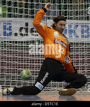 Magdeburg è di nuovo il portiere Kristian Asmussen in azione durante la Bundesliga tedesca di handball match tra SC Magdeburg e TSV Hannover/Burgdorf a Getec-Arena a Magdeburgo, Germania, 20 novembre 2012. Foto: Jens Wolf Foto Stock