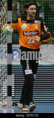 Magdeburg è di nuovo il portiere Kristian Asmussen in azione durante la Bundesliga tedesca di handball match tra SC Magdeburg e TSV Hannover/Burgdorf a Getec-Arena a Magdeburgo, Germania, 20 novembre 2012. Foto: Jens Wolf Foto Stock