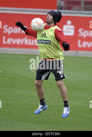 Leverkusen Dani Carvajal gioca la palla durante l'ultima sessione di allenamento di Bayer 04 Leverkusen prima della gara di Europa League contro l'FC Metalist Kharkiv a Leverkusen, Germania, 21 novembre 2012. Foto: DANIEL NAUPOLD Foto Stock