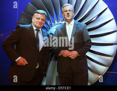 CEO della compagnia aerea Air Berlin, Hartmut Mehdorn (L) e amministratore delegato di Lufthansa Christoph Franz stand su un palco che è decorato con il rotore a Berlino, Germania, 20 novembre 2012. Bothg oh loro attende dThe serata di aviazione. Foto: Stephanie Pilick Foto Stock