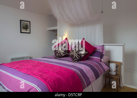Camera moderna con letto doppio, Devon, Inghilterra, Regno Unito. Europa Foto Stock