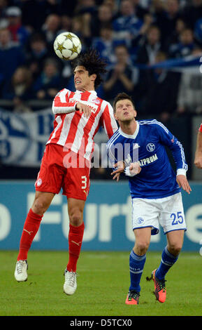 Schalke's Klaas-Jan Huntelaar (R) il sistema VIES per la palla con Francois modesto di Olympiacos Pireo durante la Champions League Gruppo B partita di calcio tra FC Schalke 04 e Olympiacos FC a Stadion Gelsenkirchen, Gelsenkirchen, 21 novembre 2012. Foto: Bernd Thissen/dpa +++(c) dpa - Bildfunk+++ Foto Stock