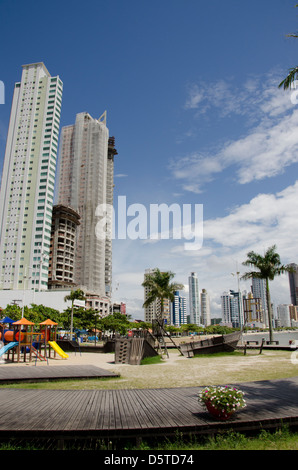 In Brasile, nello stato di Santa Catarina, Camboriu. Balneario Camboriu Beach, seaside park. Foto Stock