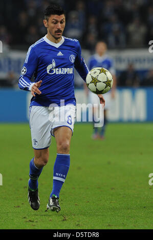 Schalke's Ciprian Marica dribbling la sfera durante la Champions League Gruppo B partita di calcio tra FC Schalke 04 vs Olympiacos FC a Stadion Gelsenkirchen (Germania), 21 novembre 2012. La partita è finita 1:0. Foto: Frederic Scheidemann Foto Stock