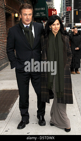 Alec Baldwin e fidanzata Hilaria Thomas celebrità arriva alla Ed Sullivan Theater per 'Il Late Show con David Foto Stock