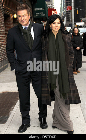 Alec Baldwin e fidanzata Hilaria Thomas celebrità arriva alla Ed Sullivan Theater per 'Il Late Show con David Foto Stock