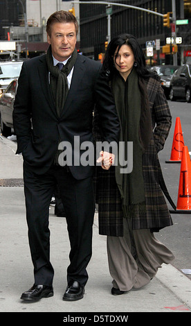 Alec Baldwin e fidanzata Hilaria Thomas celebrità arriva alla Ed Sullivan Theater "Late Show con David Foto Stock