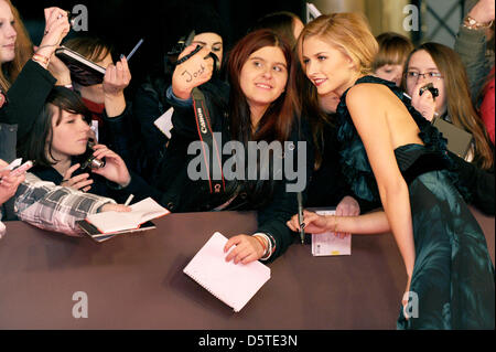 Modello Lena Gercke arriva per il Bambi cerimonia di premiazione 2012 a Duesseldorf in Germania, 22 novembre 2012. Il Bambis sono i principali media tedeschi awards e vengono presentati per la 64a volta. Foto: Daniel Naupold/dpa +++(c) dpa - Bildfunk+++ Foto Stock