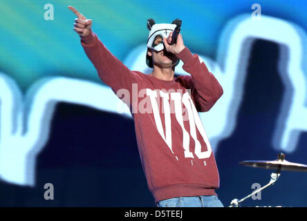 Il rapper Cro esegue durante i bambi cerimonia di premiazione a Duesseldorf in Germania, 22 novembre 2012. Il Bambis sono i principali media tedeschi awards e vengono presentati per la 64a volta. Foto: Oliver Berg/dpa +++(c) dpa - Bildfunk+++ Foto Stock