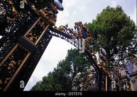 Porta in ferro battuto decorata in stile Art Nouveau dell'ingresso principale del parco pubblico Parc de Monceau situato nell'ottavo arrondissement di Parigi Francia Foto Stock