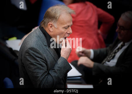 Parte superiore del candidato del partito alleanza 90/verdi per le prossime elezioni federali, Juergen Trittin, arriva al Bundestag a Berlino, Germania, 23 novembre 2012. Il Parlamento tedesco per discutere questioni riguardanti il bilancio del ministero del Ministero federale dei trasporti, dell'Edilizia e dello sviluppo urbano, della legge di bilancio 2013 e il terzo mercato finanziario atto di stabilizzazione. Foto: Rob Foto Stock