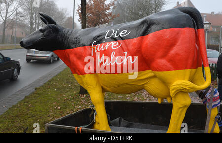Una mucca in plastica le campagne per un giusto prezzo del latte come gli agricoltori del settore lattiero sono su una marcia di protesta a Bruxelles, vicino a Soltau, Germania, 24 novembre 2012. Foto: CARMEN JASPERSEN Foto Stock