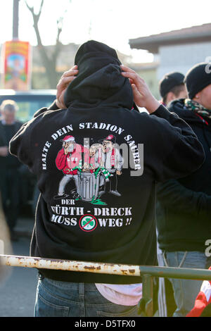 Un sostenitore di Norimberga indossa un anti-Fuerth camicia come egli cammina per il Trolli Arena prima del derby tra SpVgg Greuther Fürth e 1. FC Norimberga a Fürth, Germania, 24 novembre 2012. Foto: SVEN GRUNDMANN Foto Stock