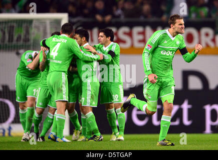 Wolfsburg è Bas possiedi (R) celebra il 1-1 obiettivo durante la Bundesliga tedesca match tra VfL Wolfsburg e Werder Brema in Volkswagen-Arena in Wolfsburg, Germania, 24 novembre 2012. Foto: PETER STEFFEN (ATTENZIONE: embargo condizioni! Il DFL permette l'ulteriore utilizzazione di fino a 15 foto (solo n. sequntial immagini o video-simili serie di foto consentito) tramite int Foto Stock