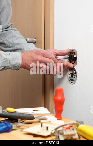 Installazione di dimmer e una luce interruttori. Foto Stock