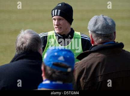 Di Amburgo Marcell Jansen parla con i tifosi dopo la Bundesliga calcio formazione di Amburgo SV sulla formazione di motivi il Imtech-Arena ad Amburgo, Germania, 09 aprile 2013. Foto: Axel Heimken Foto Stock