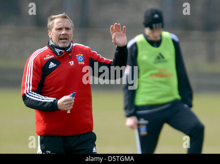 Amburgo allenatore Thorsten Fink gesticulates davanti Marcell Jansen durante la Bundesliga calcio formazione di Amburgo SV sulla formazione di motivi il Imtech-Arena ad Amburgo, Germania, 09 aprile 2013. Foto: Axel Heimken Foto Stock