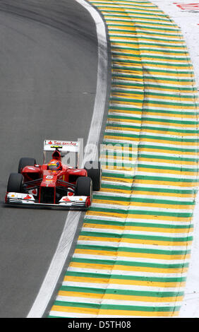 Il brasiliano pilota di Formula Uno alla Ferrari di Felipe Massa manzi la sua auto attraverso una curva durante la sessione di qualifiche sul tracciato dell'Autodromo José Carlos Pace in Sao Paulo, Brasile, 24 novembre 2012. Il Gran Premio di Formula Uno del Brasile avrà luogo il 25 novembre 2012. Foto: Jens Buettner/dpa Foto Stock