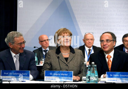 Il cancelliere tedesco Angela Merkel (C) siede tra il Vice Presidente del Consiglio centrale degli ebrei in Germania Salomon Korn (L) e il Consiglio del Presidente Dieter Graumann (R) al Consiglio nella riunione annuale in Frankfurt am Main, Germania, 25 novembre 2012. Per la prima volta, Merkel darà un discorso al Consiglio nella assemblea annuale. Foto: Frank Rumpenhorst Foto Stock