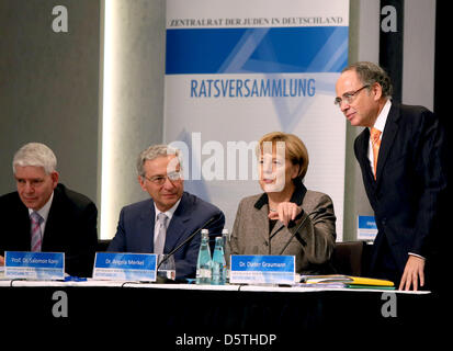 Il cancelliere tedesco Angela Merkel (C) siede tra il Vice Presidenti del Consiglio centrale degli ebrei in Germania Salomon Korn (2-L), Josef Schuster (L) e il Consiglio del Presidente Dieter Graumann (R) al Consiglio nella riunione annuale in Frankfurt am Main, Germania, 25 novembre 2012. Per la prima volta, Merkel darà un discorso al Consiglio nella assemblea annuale. Foto: Frank Rumpenhorst Foto Stock