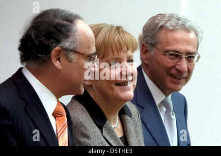 Il cancelliere tedesco Angela Merkel (C) si erge tra il Vice Presidente del Consiglio centrale degli ebrei in Germania Salomon Korn (R) e del Consiglio Presidente Dieter Graumann (L) al Consiglio nella riunione annuale in Frankfurt am Main, Germania, 25 novembre 2012. Per la prima volta, Merkel darà un discorso al Consiglio nella assemblea annuale. Foto: Frank Rumpenhorst Foto Stock