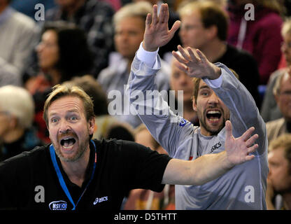 Amburgo è capo allenatore Martin Schwalb (L) gesti durante la pallamano Champions League gruppo A CORRISPONDERE SG Flensburg-Handewitt vs HSV Amburgo a Campushalle in Flensburg, Germania, 25 novembre 2012. Foto: Axel Heimken Foto Stock